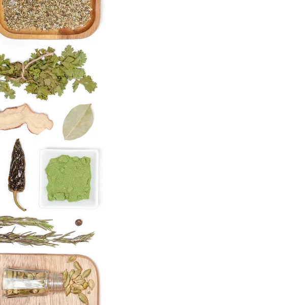 farklı baharatlar ve otlar beyaz zemin üzerinde. Üstten Görünüm