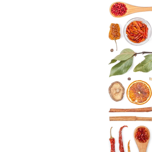 farklı baharatlar ve otlar beyaz zemin üzerinde. Üstten Görünüm