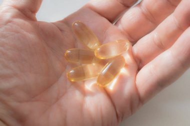 Avucunun içinde balık yağı tabletleri