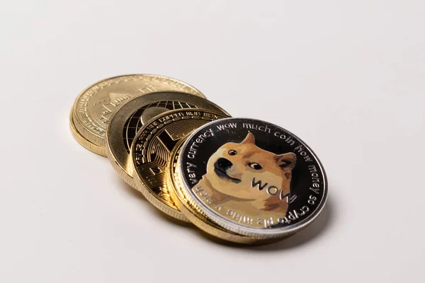 Dogecoin und andere Kryptomünzen auf einem hellen Hintergrund Kryptowährung — Stockfoto