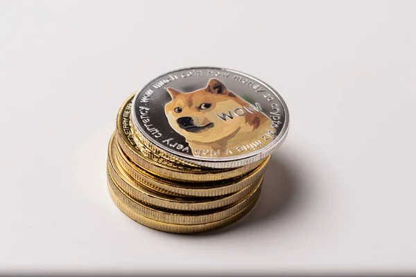 Dogecoin et autres pièces de crypto sur un fond clair crypto-monnaie — Photo