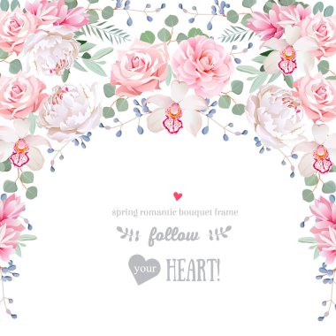 Yarım daire çelenk çerçeve ile kamelya, gül, Şakayık, eucaliptus 