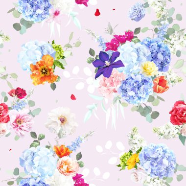 Yaprakları ve çiçekleri olan yaz bahçesi çiçek deseni. Bahar laleleri, ortanca, ranunculus, sümbül, şakayık, gül, leylak. Botanik desen tasarımı. Kusursuz vektör renkli desen. Mor arkaplanda