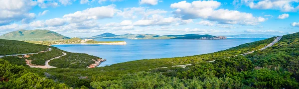 Az Alghero tengerpart panorámáját tavaszi Szardínia — Stock Fotó