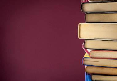 Bir yığın kitap renkli arka plan üzerinde