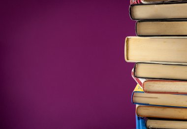 Bir yığın kitap renkli arka plan üzerinde