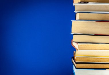 Bir yığın kitap renkli arka plan üzerinde