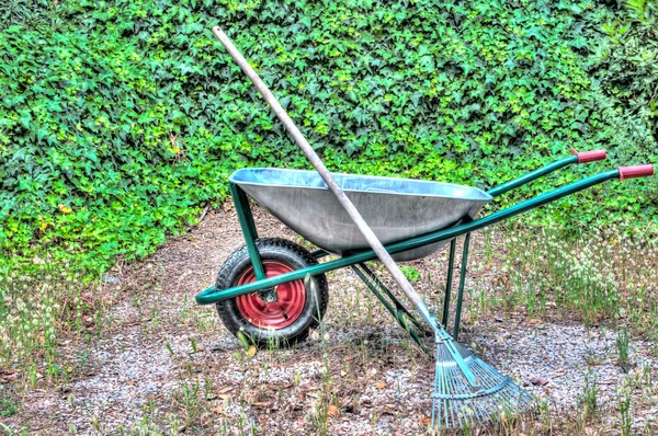 HDR van kruiwagen in een tuin — Stockfoto
