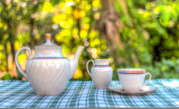 Hdr bahçesinde çay seti