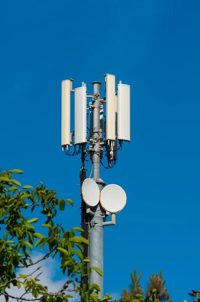 Cellulaire antenne op blauwe hemel — Stockfoto