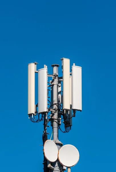 Cellulaire antenne op blauwe hemel — Stockfoto