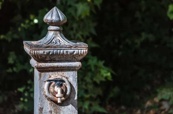 Zbliżenie starej fontanny — Zdjęcie stockowe