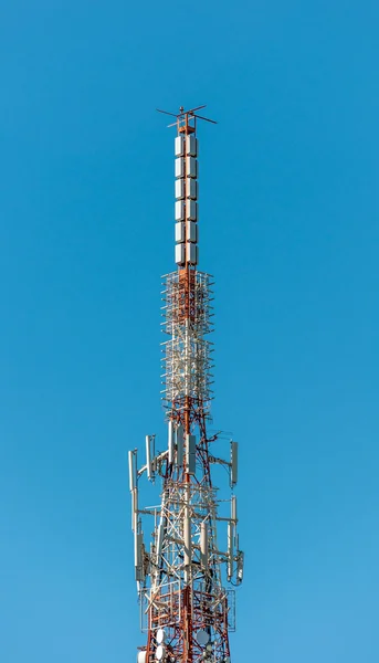 Tv antenne op blauwe lucht — Stockfoto