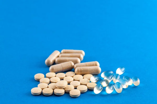 Primo piano di varie pillole di supplemento — Foto Stock