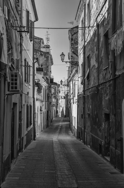 Callejón en la ciudad vieja en blanco y negro — Foto de Stock