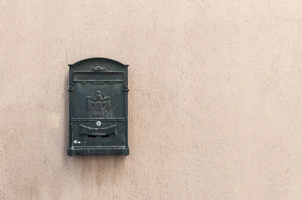 Caixa de correio velha com espaço de cópia — Fotografia de Stock