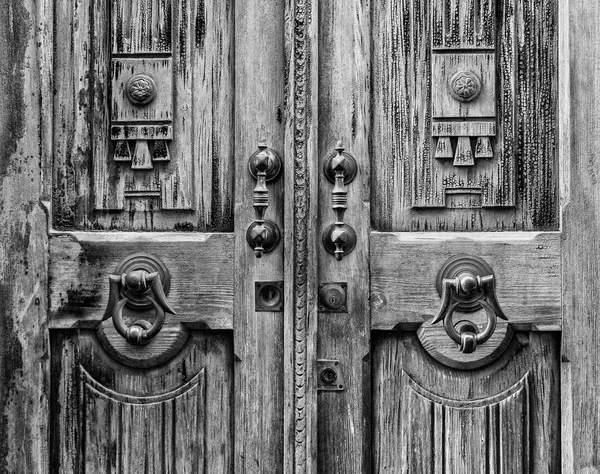 Puerta vieja con aplausos en blanco y negro — Foto de Stock