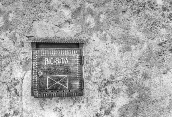 Old mailbox with copy space in black and white — Stock Photo, Image