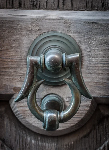 Puerta vieja con palmada — Foto de Stock