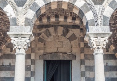 Saccargia - Sardunya - Ital Basilica Holy Trinity manzaraya