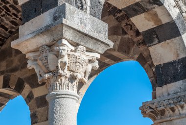Saccargia - Sardunya - Ital Basilica Holy Trinity manzaraya
