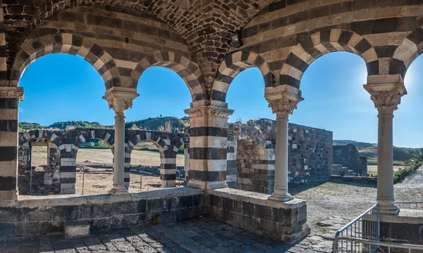Saccargia - Sardunya - Ital Basilica Holy Trinity manzaraya