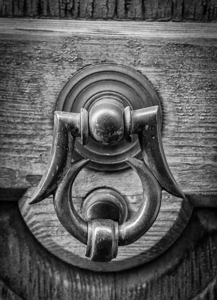 Alte Tür mit Klöppel in schwarz-weiß — Stockfoto