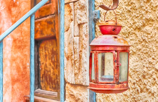 Vieja linterna en callejón de castelsardo casco antiguo — Foto de Stock