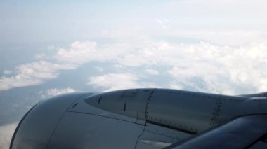 Bulutlu ve motorlu uçak penceresinden görünüm