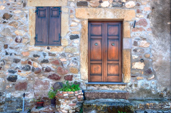 Pequeña puerta en un antiguo callejón — Foto de Stock