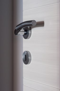 Modern, çağdaş ahşap kapı kulpu.