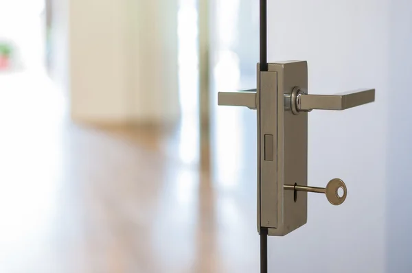 Modern, çağdaş saten bir cam kapı kolu