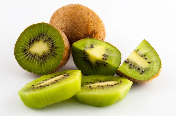 Kiwi vruchten geïsoleerd op een witte achtergrond, macro — Stockfoto