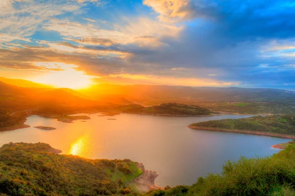 Gölde gün batımı