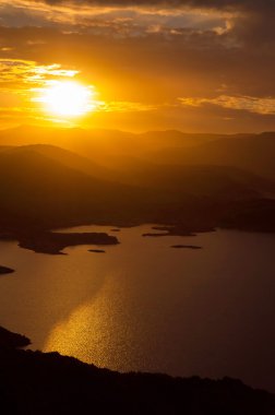 Gölde gün batımı