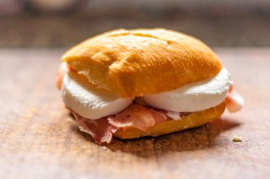 Jambon ve mozzarella ile küçük sandviç makro
