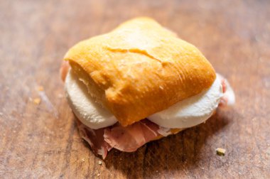 Jambon ve mozzarella ile küçük sandviç makro