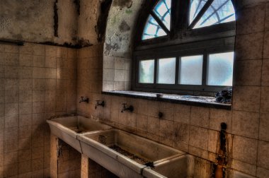 terkedilmiş sığınma sahne