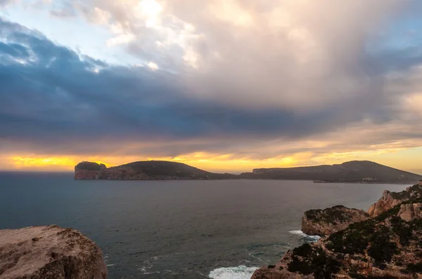 Paisaje de la costa de Capo Caccia al atardecer — Foto de Stock