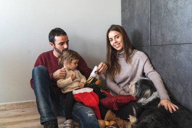 Genç ebeveynler kızlarıyla oynuyorlar.