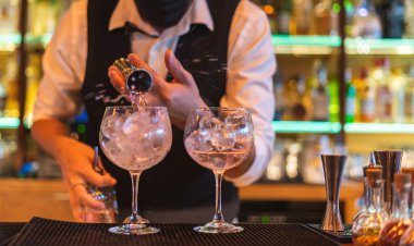 Barmen gece kulübünde kokteyl hazırlıyor.