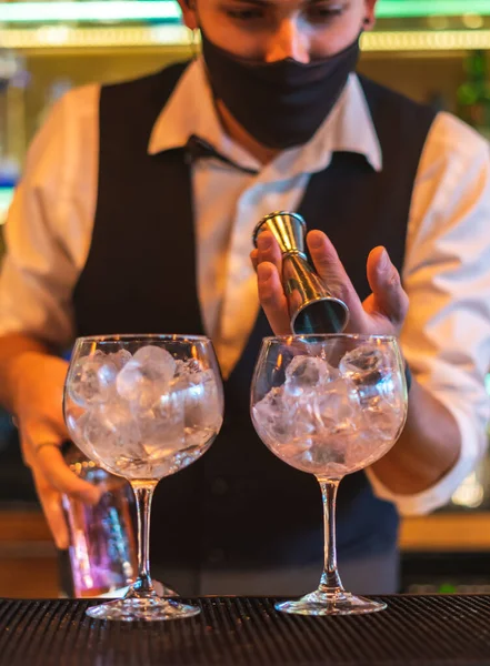 Barman Fare Cocktail Night Club — Foto Stock