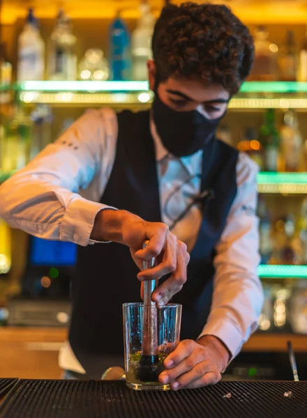Barman Haciendo Cóctel Club Nocturno —  Fotos de Stock