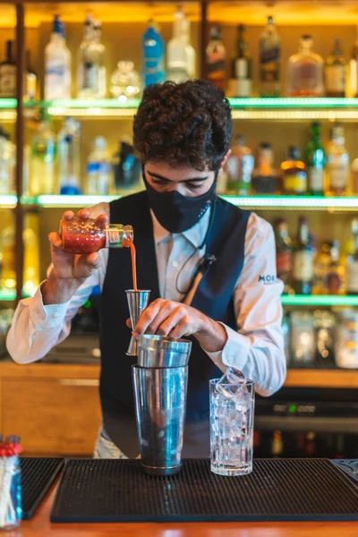 Barman Haciendo Cóctel Club Nocturno —  Fotos de Stock