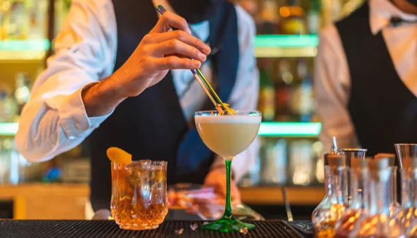 Barmann Macht Cocktail Nachtclub — Stockfoto