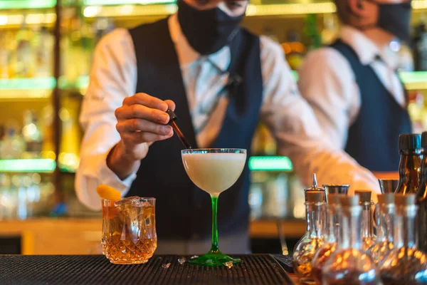 Barman Haciendo Cóctel Club Nocturno —  Fotos de Stock