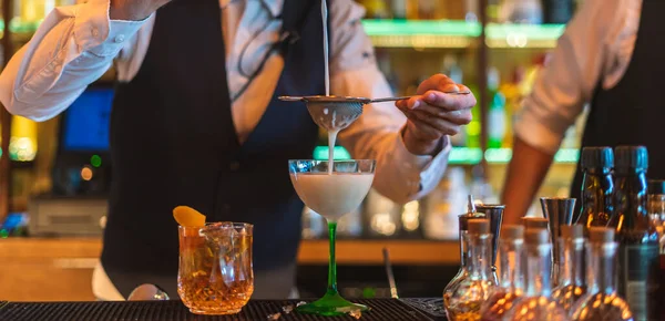 Barmann Macht Cocktail Nachtclub — Stockfoto