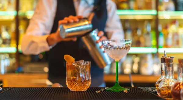 Barmann Macht Cocktail Nachtclub — Stockfoto