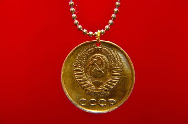 SSCB sikke kolye. Sovyet qəpik izole kırmızı arka plan üzerinde eski sikke. Sovyetler Birliği. Sovyetler Birliği'nin üç kopeck. SSCB sikke kolye kırmızı zemin üzerine