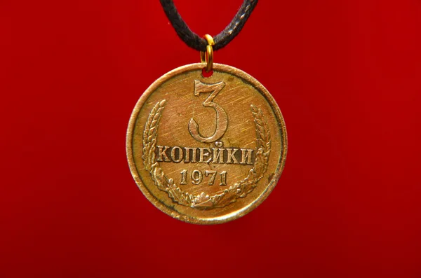 Colier de monede URSS. Monedă veche de copecuri sovietice izolate pe fundal roșu. Uniunea Sovietică. Trei kopeck ale Uniunii Sovietice. URSS Colier de monede pe fundal roșu — Fotografie, imagine de stoc